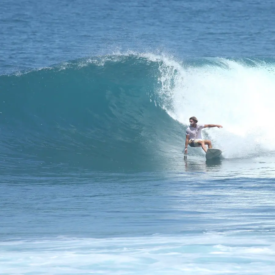 Surfeur dans un tube à La Réunion