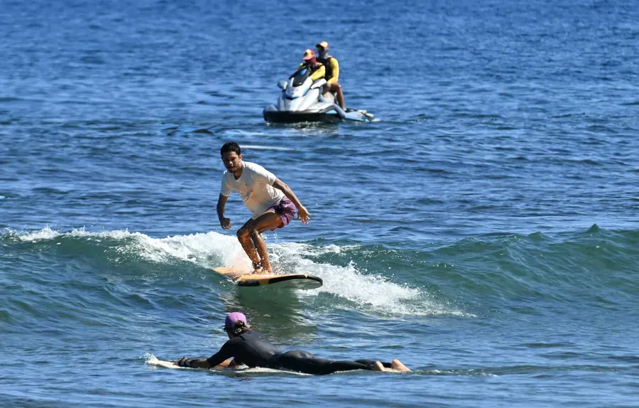 Dispositif de sécurisation : patrouille en jet-ski pendant une session de surf à La Réunion