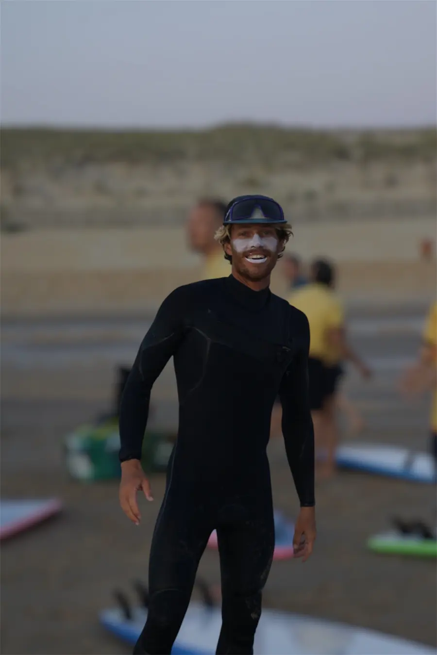 Melvin Payet, moniteur de surf diplômé et fondateur d'Alon'Surfer à La Réunion
