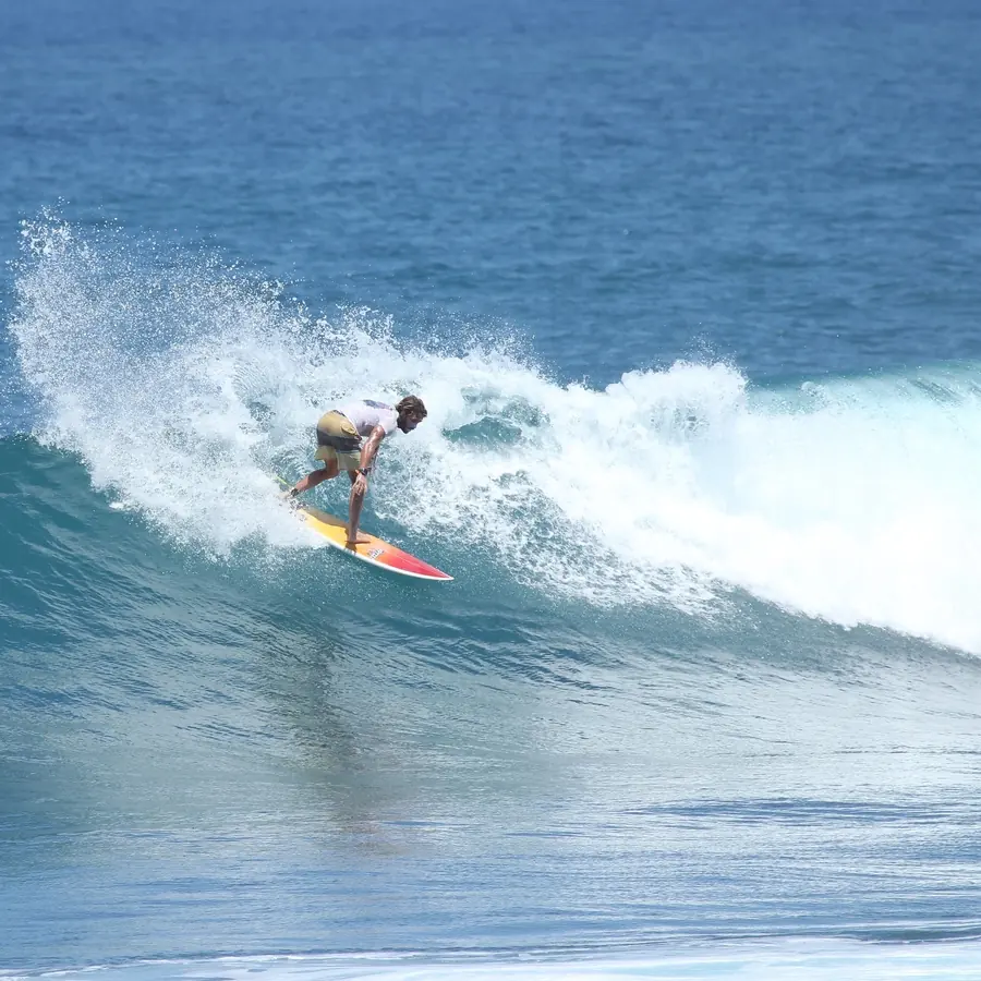Melvin Payet en action sur une vague à La Réunion