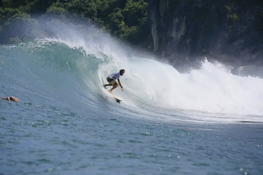 Surfeur sur une vague à La Réunion